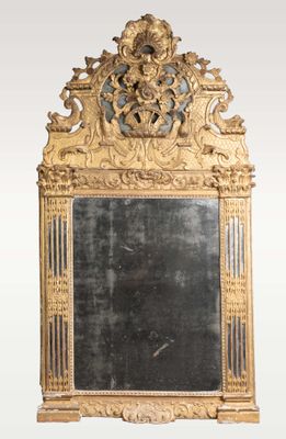 un miroir ancien avec un cadre doré et un fond noir