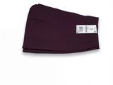 un gros plan sur un pantalon violet sur fond blanc