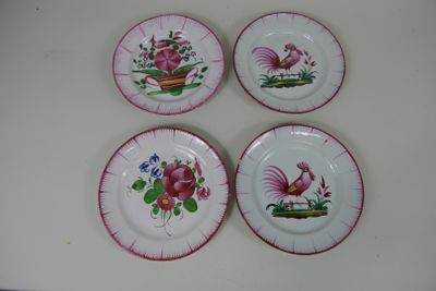 Quatre assiettes en faïence de l’Est à décor de coq, d’oisea…