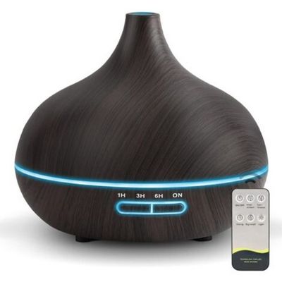 un gros plan d'un diffuseur en bois équipé d'une télécommande