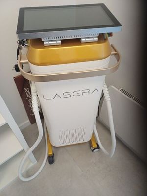 un ordinateur portable posé sur un chariot dans un coin de la pièce