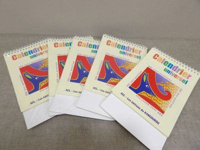 quatre couvertures de livres pour enfants sont alignées sur un canapé