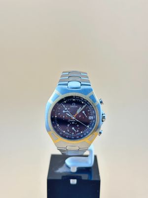 une photo d'une montre posée sur un support, sur une table