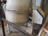 une bétonnière posée au milieu d'une pièce