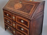 un petit bureau en bois sur lequel est posée une horloge