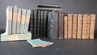 plusieurs vieux livres sont empilés sur une table