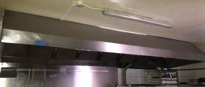 une grande cuisinière en acier inoxydable dans une cuisine professionnelle