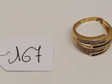 une bague en or et une étiquette sur un fond blanc