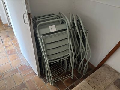 beaucoup de chaises empilées contre le mur