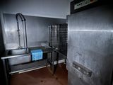 une cuisine avec un évier et un réfrigérateur