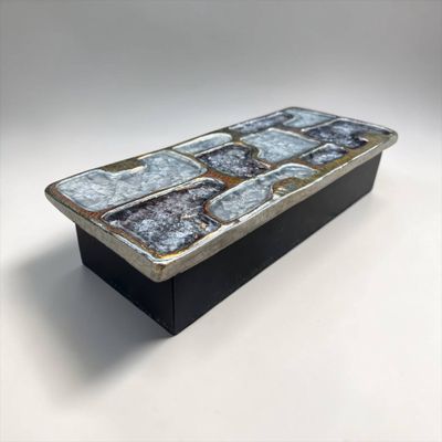 une boîte noire ornée d'un motif blanc et bleu