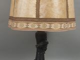 l'image d'une lampe posée sur une table