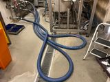 un tuyau bleu raccordé à une grille métallique