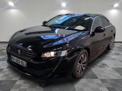 la photo d'une voiture noire sur un sol en damier
