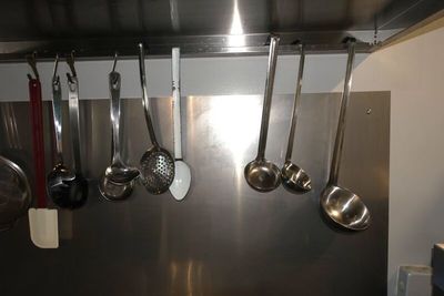 accrocher des casseroles et des poêles au mur dans une cuisine