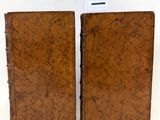 une paire de serre-livres anciens reliés en cuir, constituée d'une paire de serre-livres reliés en cuir