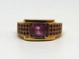 Gros plan sur une bague contenant une pierre violette
