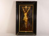 une peinture à l'huile représentant Jésus sur la croix, accrochée à un mur