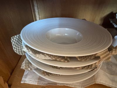 quatre assiettes empilées sur une table