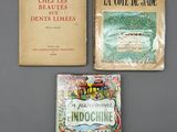 trois livres sont posés sur une table les uns à côté des autres