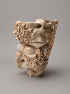 une photo représentant une sculpture représentant un vase posé sur une table