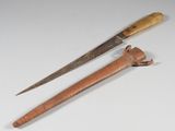 une paire de couteaux anciens à manche en bois posés sur une surface blanche