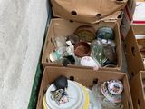 de nombreux cartons d'objets hétéroclites posés sur le sol