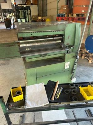 an image of a machine that is sitting in a warehouse