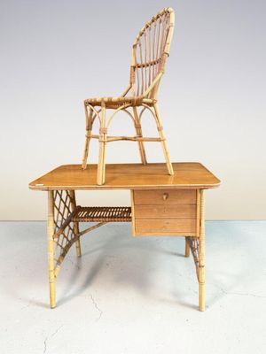 un petit bureau sur lequel est posée une chaise