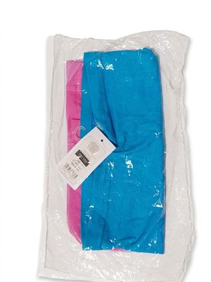 deux paires de pantalons bleus et roses dans un sac en plastique