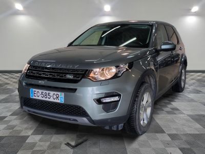 une photo d'une Land Rover grise garée dans un garage