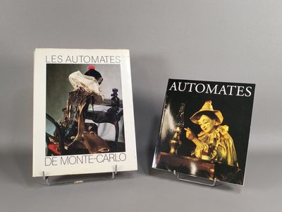 deux livres posés sur une table l'un à côté de l'autre