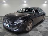 la photo d'une voiture noire garée dans un garage