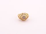 une bague en or sertie d'un diamant au centre