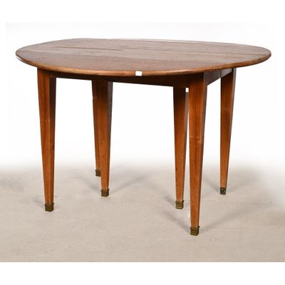 une image représentant une table avec un plateau et des pieds en bois