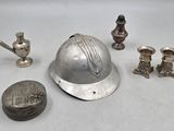 un casque en argent et d'autres objets en argent posés sur une table