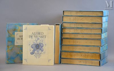 plusieurs livres sont empilés sur une table