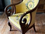 une chaise posée sur un sol en bois dur