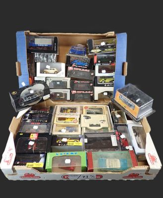 une boîte remplie de vieux jeux vidéo et de cassettes
