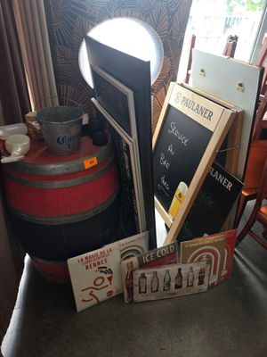 un grand nombre d'objets posés sur une table