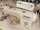 une machine à coudre posée sur une table