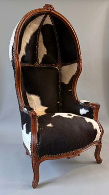 une image représentant une chaise recouverte d'une peau de vache