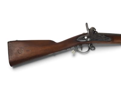 un vieux fusil avec un canon en bois et une poignée en métal