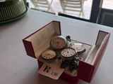 trois montres dans un coffret rouge posé sur une table