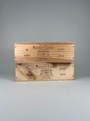 deux caisses de vin en bois posées sur une table