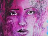 une peinture représentant une femme avec une fleur dans les cheveux