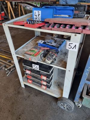 un chariot de travail chargé d'outils dans un garage