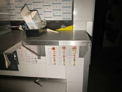une photo d'un plan de travail de cuisine sur lequel est posé un menu