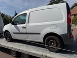 une camionnette blanche sur une remorque à plateau, à laquelle est attelée une remorque