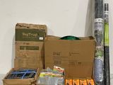 de nombreux cartons d'objets posés à même le sol